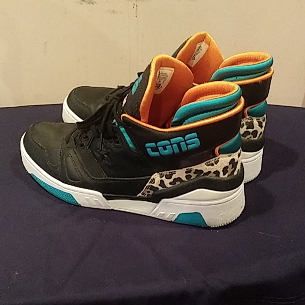 Converse tennis shoes
